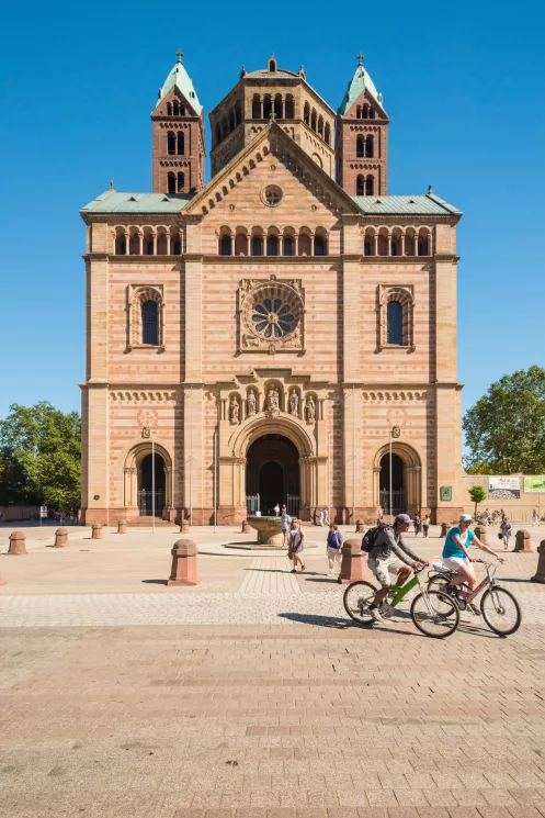 Radfahrer vor dem Speyerer Dom