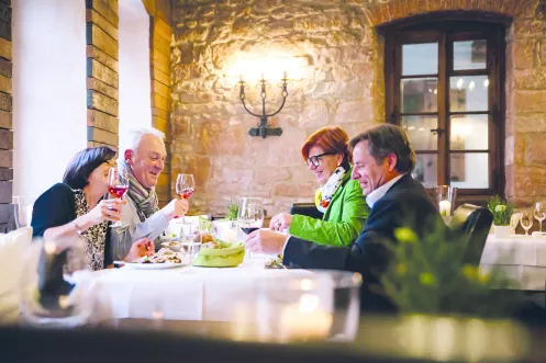 Vier Personen beim Essen im Hubertushof