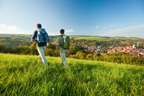 Zwei Wanderer blicken auf Obermoschel 