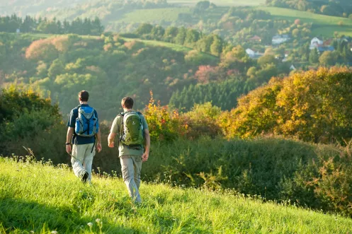 Zwei Wanderer ohne Gepäck auf dem Pfälzer Höhenweg