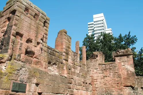 Ruine der Kaiserpfalz von Barbarossa vor dem Kaiserslauterer Rathaus