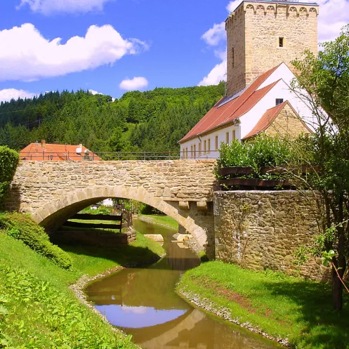 Skulpturenstraße des Friedens an der Wasserburg Reipoltskirchen (© Pfalz.Touristik e.V. Fremdenverkehrszweckverband Pfälzer Bergland Foto: Klaus Peter Kappest) Skulpturenstraße des Friedens an der Wasserburg Reipoltskirchen