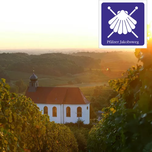 Jakobsweg Südroute mit Blick auf Dyonisuskapelle bei Sonnenaufgang