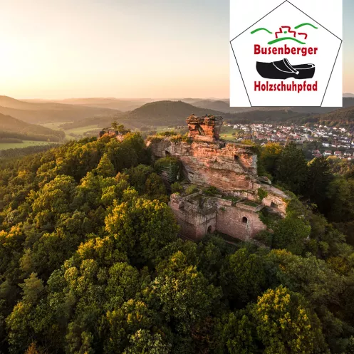 Busenberger Holzschuhpfad mit Blick von oben auf den Drachenfels (© Pfalz.Touristik e.V. Foto: Dominik Ketz) Busenberger Holzschuhpfad mit Blick von oben auf den Drachenfels