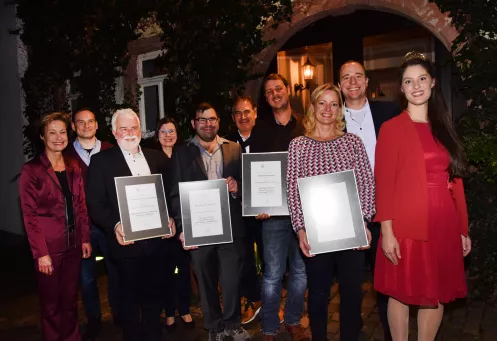 Volker Richter und Steffen Bottlinger von der Vier Jahreszeiten eG (2. u. 3. von links) sowie Christine und Jochen Gradolph vom Bioland Neuspergerhof (2. u. 3. von rechts) freuen sich über den DWI-Sekt-Sonderpreis 2019.