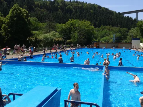 Schwimmbecken mit Blick auf Sprungturm