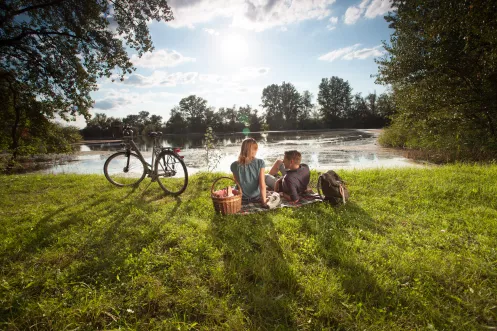 Picknick bei einer Radtour durch Rheinauen
