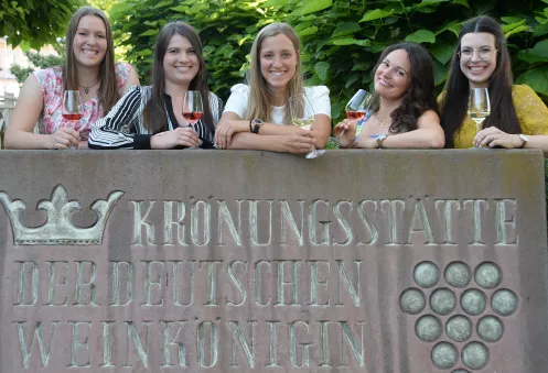 Kandidatinnen zur Wahl der 82. Pfälzischen Weinkönigin : v.l.n.r. Sarah Krebs, Saskia Teucke, Dorothea John, Denise Grauer, Saskia Sperl (© Pfalzwein e.V.) Kandidatinnen zur Wahl der 82. Pfälzischen Weinkönigin : v.l.n.r. Sarah Krebs, Saskia Teucke, Dorothea John, Denise Grauer, Saskia Sperl