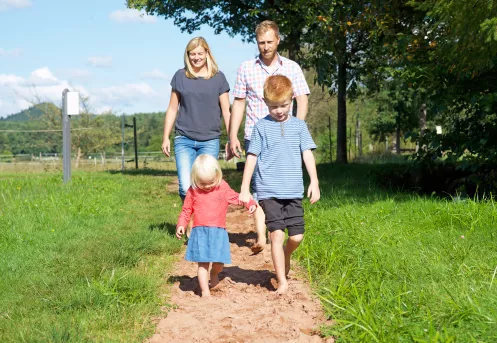 Familie auf dem Barfußpfad Ludwigswinkel