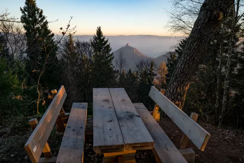 Sitzgruppe mit Panoramablick auf Burg Trifels