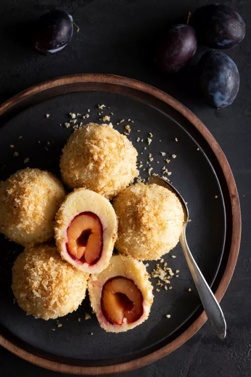 Zwetschgenknödel in gerösteten Baguettebröseln 