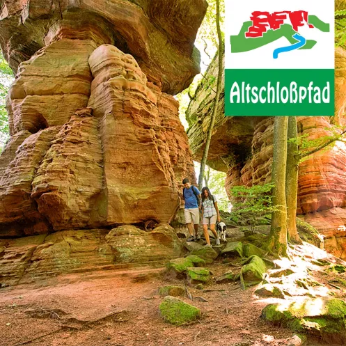 Felsformation mit Wanderern auf dem Altschloßpfad