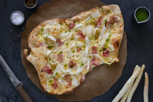 Spargelflammkuchen mit Schinken & Kräuteröl