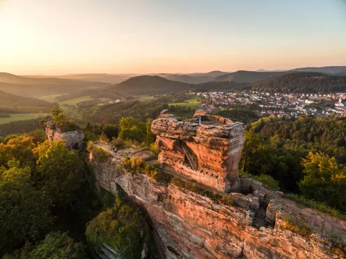 Wanderer auf Drachenfels mit Blick über den Pfälzerwald