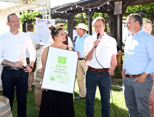 Urkundenübergabe Grenzenlos Wein v.l.n.r. Dr. Volker Wissing, Pfälzische Weinkönigin Sophia Hanke, Gerd Bernhart, Pfalzwein-Geschäftsführer Joseph Greilinger