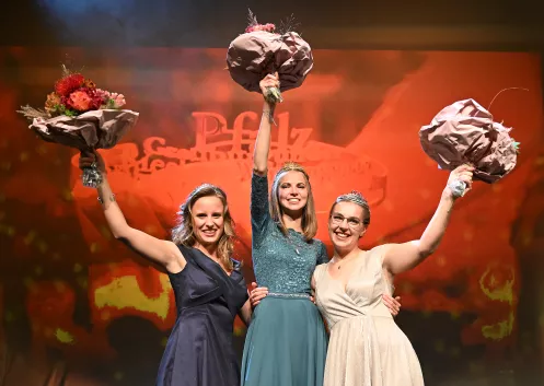 Die neuen Pfälzischen Weinhoheiten v.l.n.r: Prinzessin Sandra Eder, Weinkönigin Lea Baßler und Weinprinzessin Lea Lechner (© Kai Mehn) Die neuen Pfälzischen Weinhoheiten v.l.n.r: Prinzessin Sandra Eder, Weinkönigin Lea Baßler und Weinprinzessin Lea Lechner