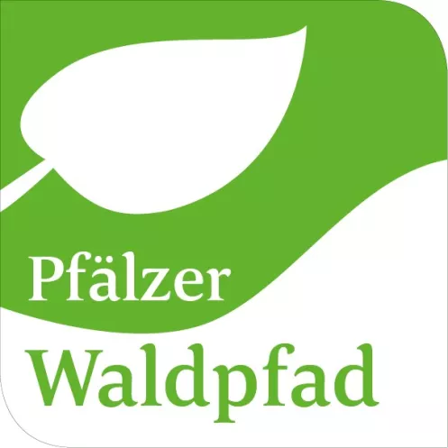 Logo Pfälzer Waldpfad, weißes Blatt auf grünem Untergrund mit Wegname