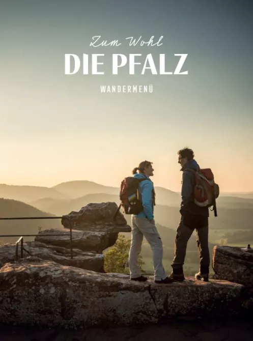 Ausblick vom Drachenfels zweier Wanderer im Pfälzerwald
