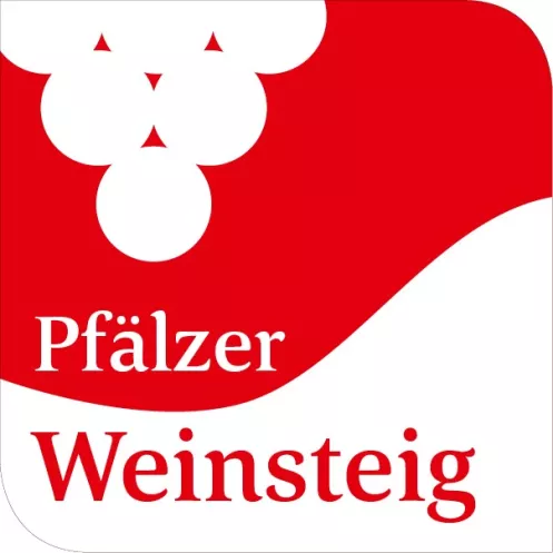 Logo Pfälzer Weinsteig mit weißen Weintrauben auf rotem Grund