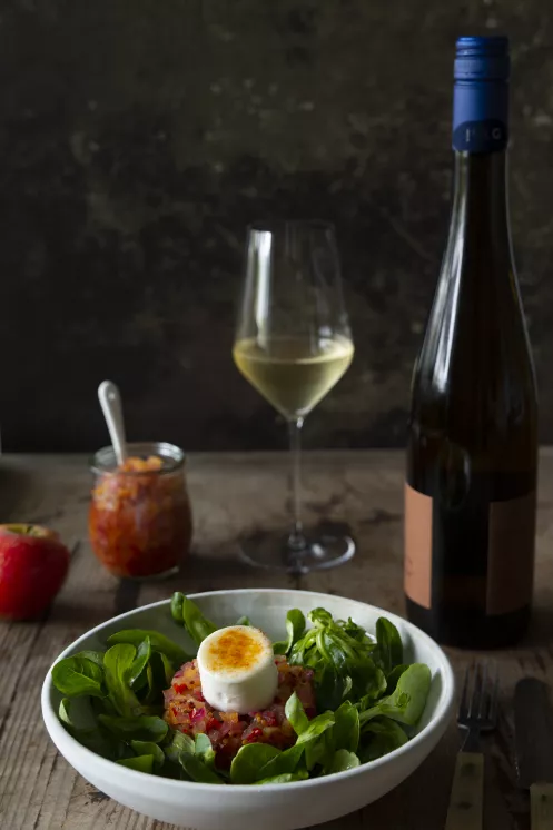 Feldsalat mit karamellisiertem Ziegenkäse und Apfel-Wein-Relish