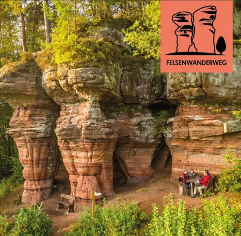 Familie bei der Rast an den Bruderfelsen in Rodalben im Pfälzerwald