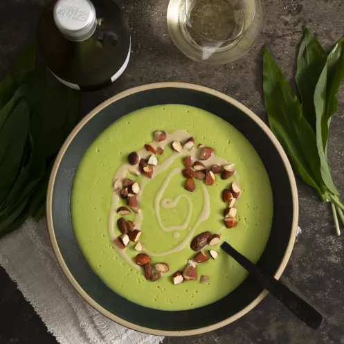 Bärlauch-Erbsensuppe mit Tahin und Rauchmandeln