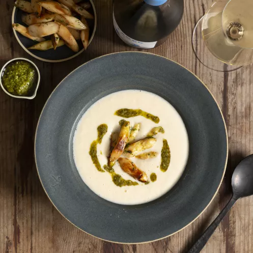 Spargelsuppe mit gerösteten Spargelspitzen und Pesto