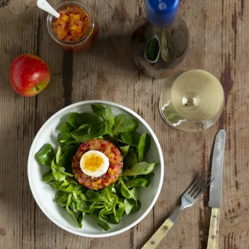Sommergericht: Feldsalat mit karamellisiertem Ziegenkäse und Apfel-Wein-Relish (© Kerstin Getto, cookingaffair.de) Sommergericht: Feldsalat mit karamellisiertem Ziegenkäse und Apfel-Wein-Relish