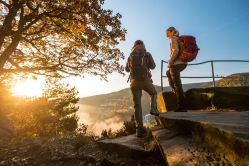 Zwei Wanderinnen im Herbst auf dem Hohfels bei Neustadt im Pfälzerwald