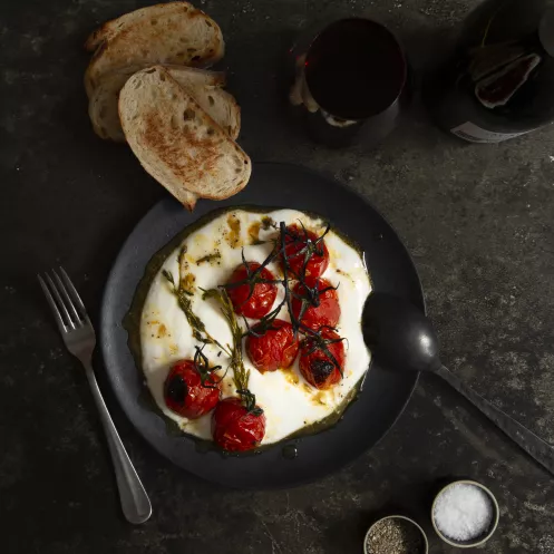 Heiße Tomaten auf kaltem Joghurt 