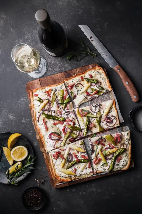Spargel-Flammkuchen mit Speck und Estragon