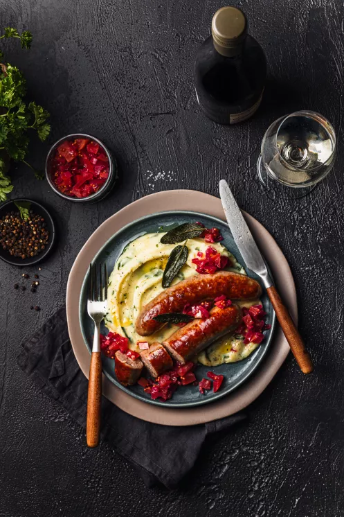 Pfälzer Bratwurst mit Bärlauch-Kartoffelpüree & Apfel-Zwiebel-Chutney (© Denise Schuster, foodlovinstudio) Pfälzer Bratwurst mit Bärlauch-Kartoffelpüree & Apfel-Zwiebel-Chutney