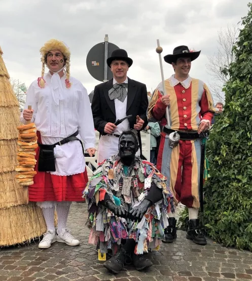 4 Personen in traditionellen Kleidern