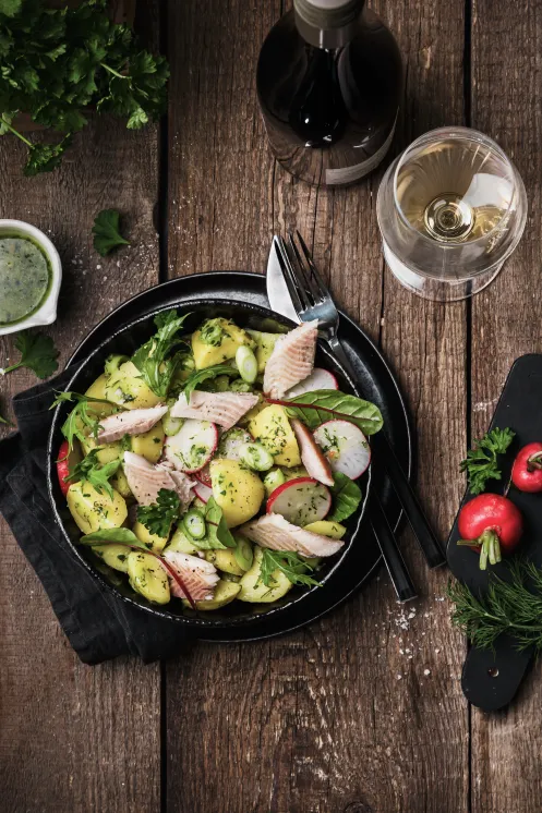 Grüner Kartoffelsalat mit frischen Kräutern & Räucherforelle (© Rezept: Denise Schuster, Foodlovin’ Studio) Grüner Kartoffelsalat mit frischen Kräutern & Räucherforelle