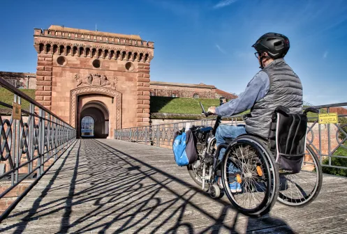Weißenburger Tor in Germersheim und eine Person die mit dem Rad 