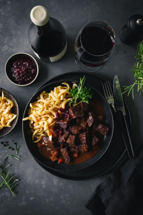 Hirschgulasch mit Spätzle und Preiselbeeren 