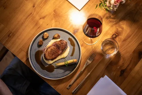 Fleischgericht auf dem Teller