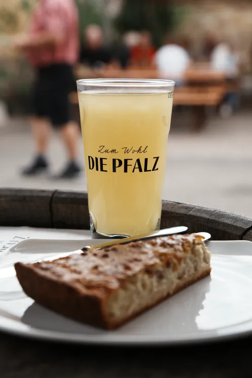 Pfälzer Federweißer und Zwiebelkuchen