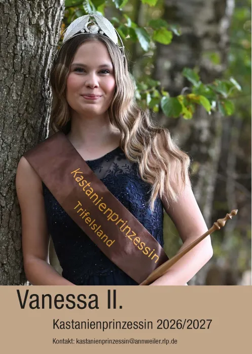 Vanessa II Keschdeprinzessin im Trifelsland mit ihrer Krone, dem Zepter und der Schleppe.