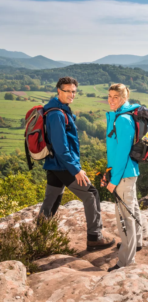 Wanderer am Aussichtspunkt Geiersteine