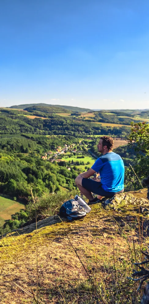 Wanderer bei der Rast am Mittagsfels