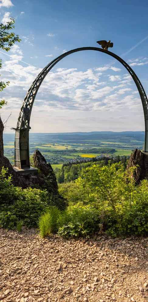 Adlerbogen am Donnersberg im Frühling
