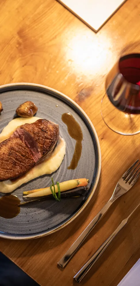 Fleischgericht auf dem Teller