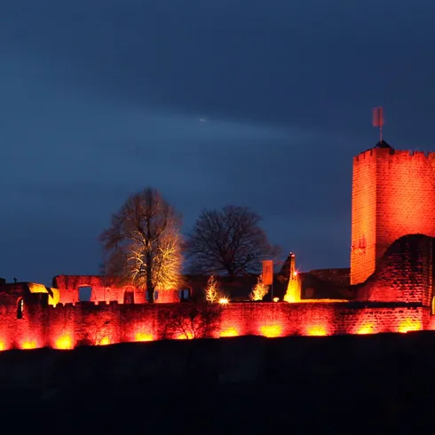 Landeck rosa beleuchtet (© Rolf Goosmann)