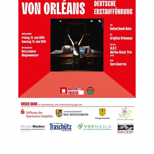 Ein Plakat für die Aufführung "Die unheilige Johanna von Orléans" mit Informationen zu Terminen und Beteiligten. Es zeigt eine dramatische Gestaltung und hebt die deutsche Erstaufführung hervor.