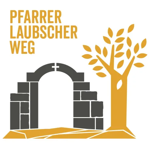 Das Bild zeigt ein einfaches grafisches Design mit einem Tor und einem Baum. Daneben steht der Schriftzug "Pfarrer Laubscher Weg".