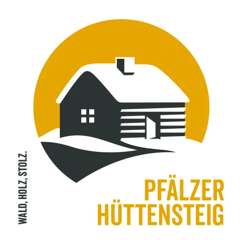 Ein stilisiertes Holzhaus auf einem gelben Hintergrund. Der Text verweist auf den Pfälzer Hüttensteig und thematisiert Wald und Holz.