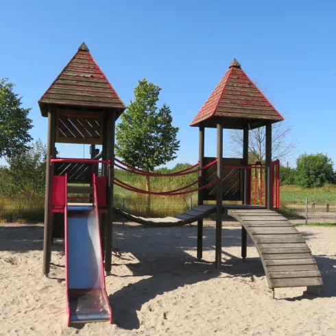 Kletterhaus mit Rutsche und Brücke