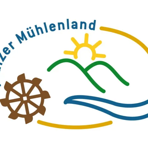Ein Logo des Pfälzer Mühlenlands mit einer Wassermühle, Hügeln und einer Sonne. Es symbolisiert die natürliche Schönheit und die Tradition der Region.