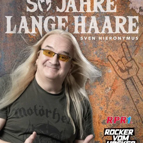 Ein lächelnder Mann mit langen, blonden Haaren und einer Sonnenbrille. Der Hintergrund zeigt eine rockige Atmosphäre mit dem Schriftzug "50 Jahre lange Haare".
